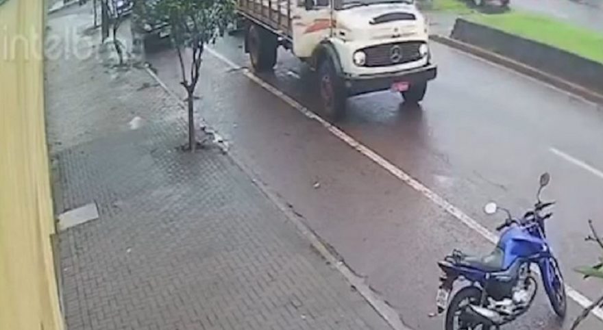 Câmera registra momento em que mulher é atropelada por caminhão na Av. Carlos Gomes