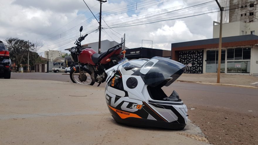 Motociclista fica ferido ao se envolver em acidente com caminhonete no Centro