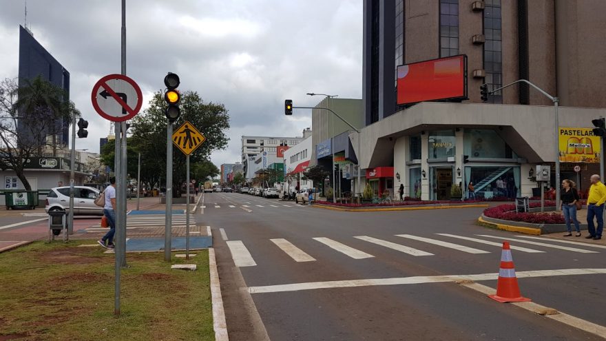 Semáforos da Av. Brasil com Rua Sete de Setembro estão em amarelo intermitente