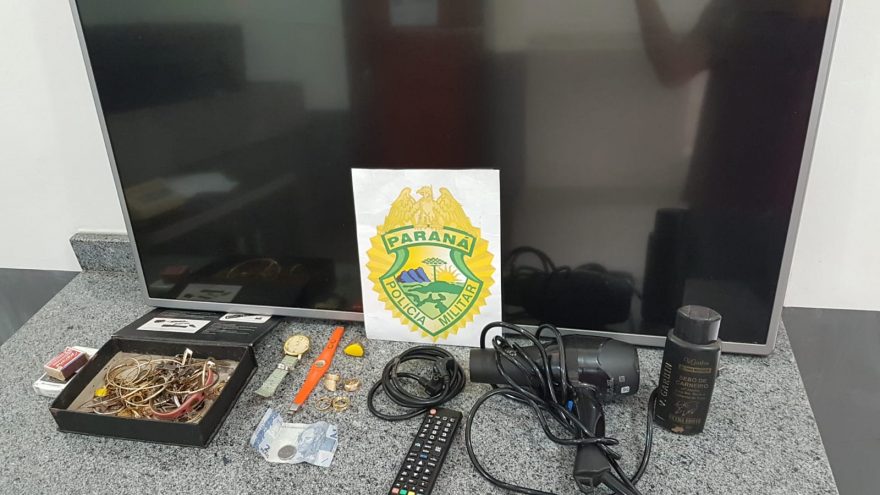 Homem que estava carregando televisor e caixa de semi joias oriundas de furto é preso no Bairro Canadá