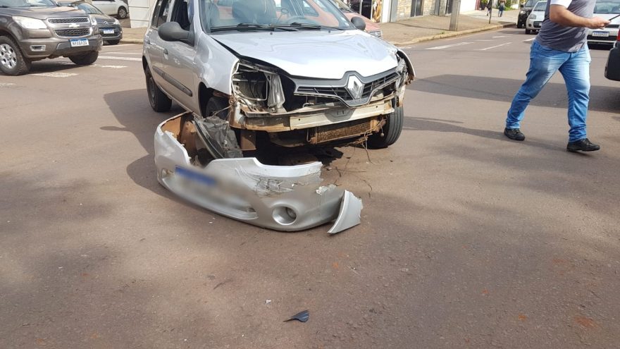 Acidente entre Kia Bongo e Renault Clio é deixa prejuízo aos condutores no Centro