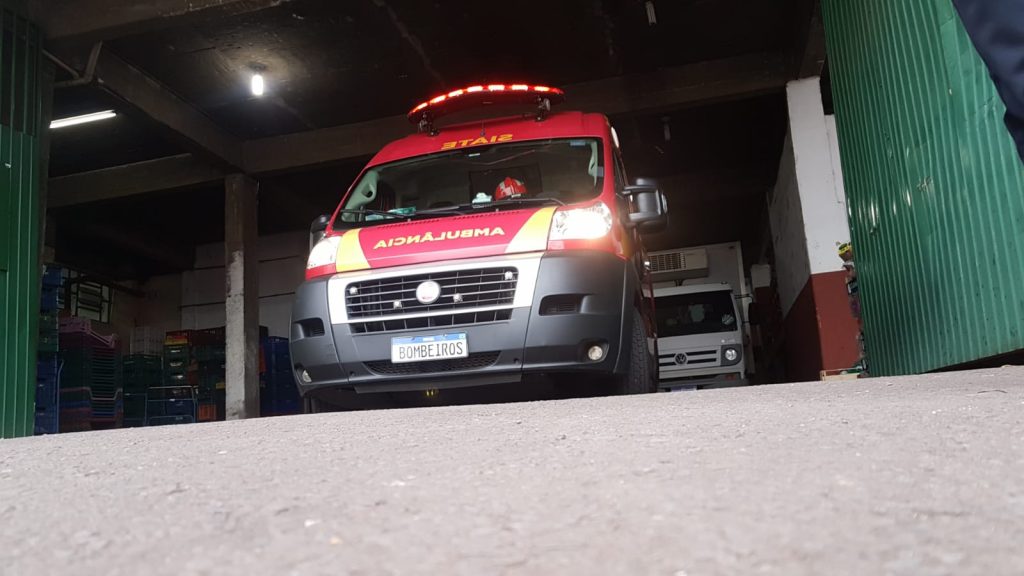Trabalhador torce a perna após sofrer queda enquanto descarregava caminhão em supermercado
