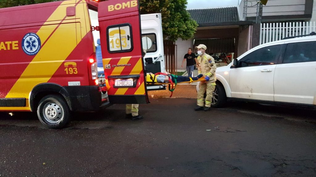 Menino fica ferido após cair brincando em casa