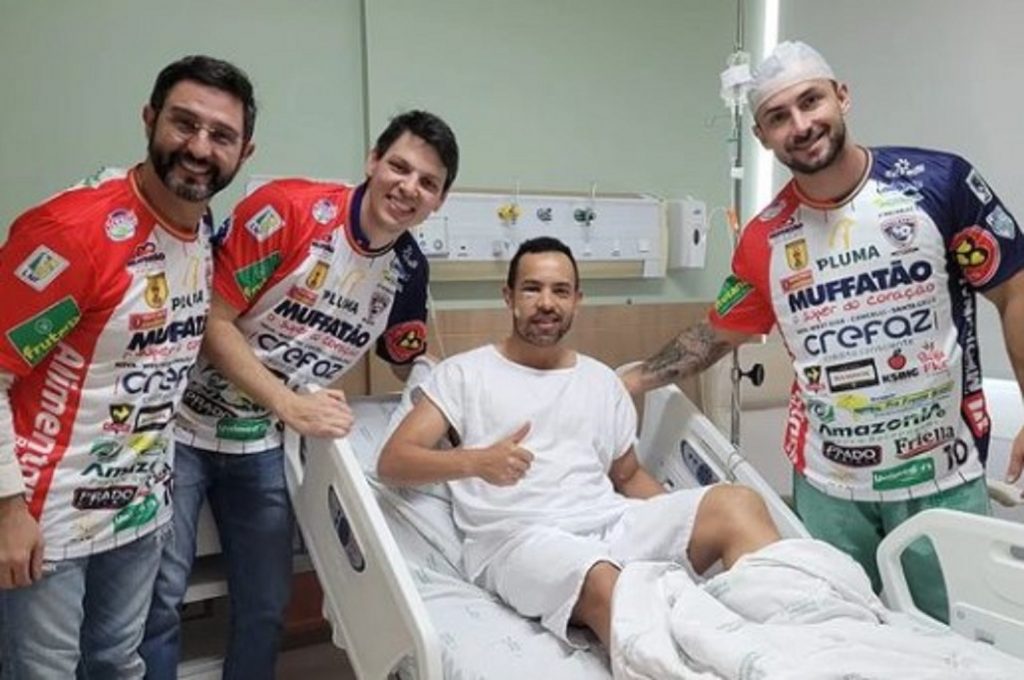 Atleta do Cascavel Futsal que sofreu fratura no rosto durante jogo da final da Libertadores está em recuperação