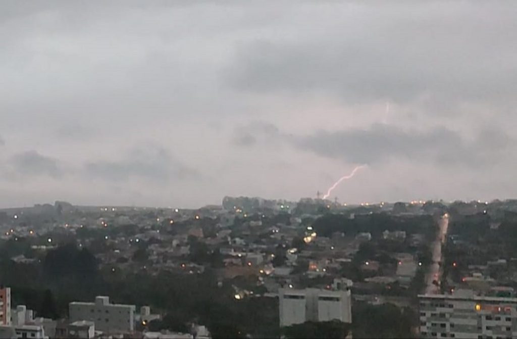 Forte chuva com raios atinge Cascavel nesta quinta-feira (13)