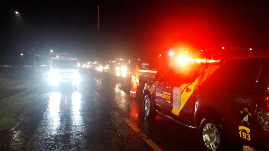 Alagamento na marginal da BR-277 pega motoristas de surpresa e Corpo de Bombeiros é mobilizado para resgates