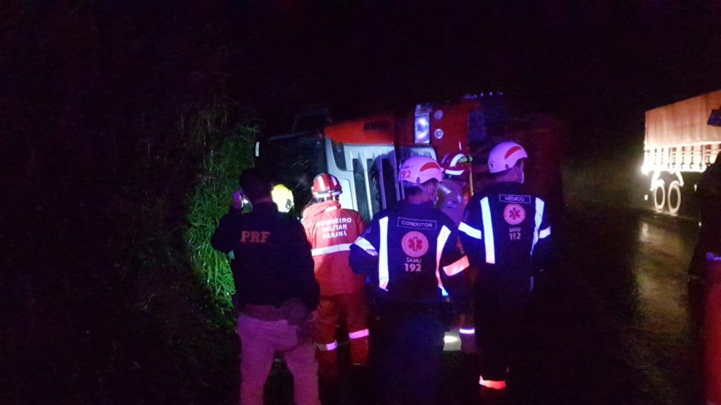 Caminhoneiro é retirado do veículo com auxílio dos bombeiros após tombamento