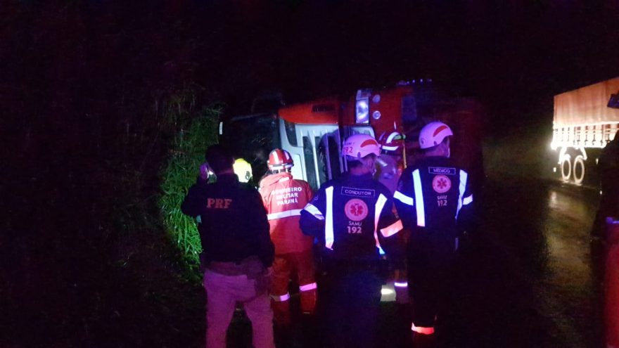 Caminhoneiro é retirado do veículo com auxílio dos bombeiros após tombamento