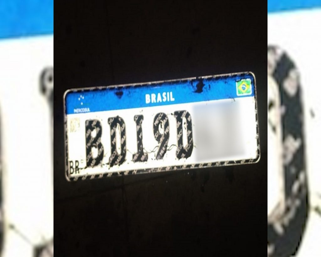 Placa de carro é encontrada em local de alagamento