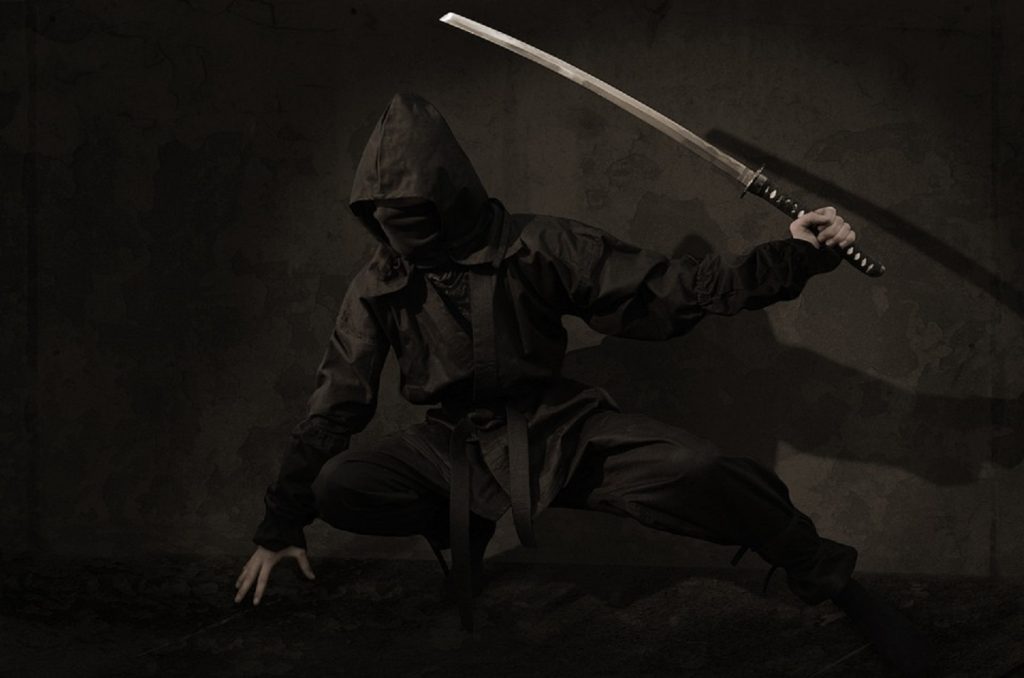 Com máscara de ninja, dupla rouba dois litros de cachaça