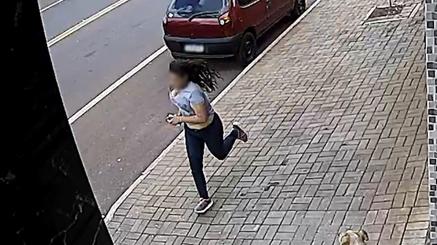 Dono pede ajuda para recuperar celular que mulher teria furtado de dentro de um caminhão