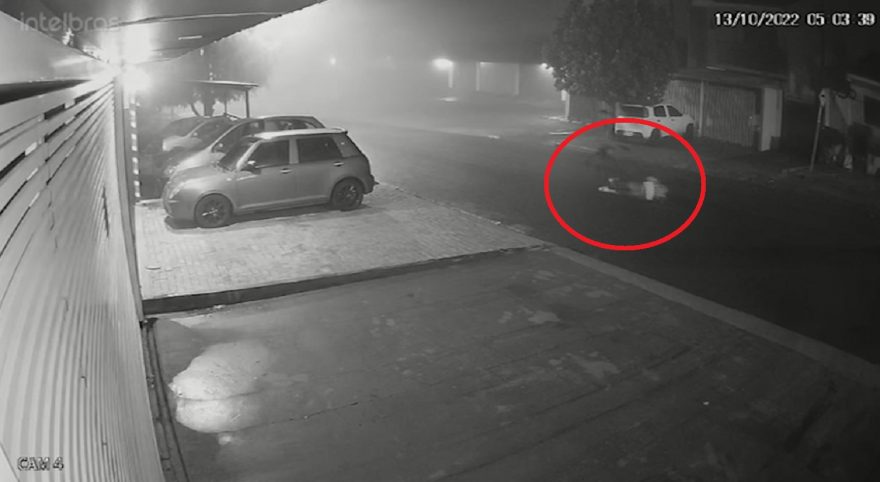 Vídeo: buraco na Rua Vinícius de Moraes está provocando acidentes no Bairro Brasília