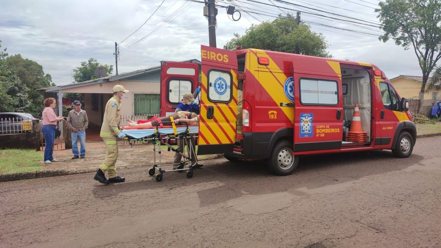 Idosa bate as costas após cair em residência no Bairro São Cristóvão