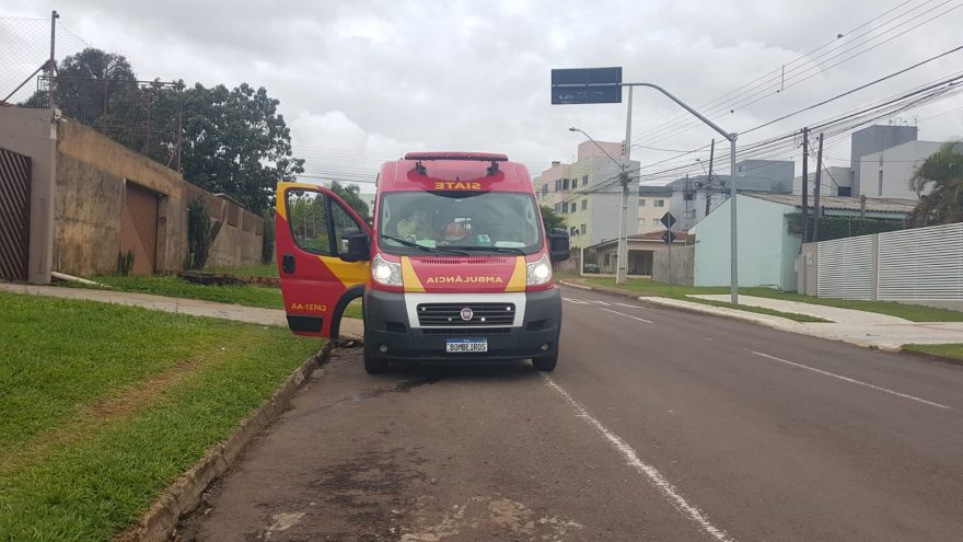 Mulher sofre suspeita de fratura após cair de moto no Centro