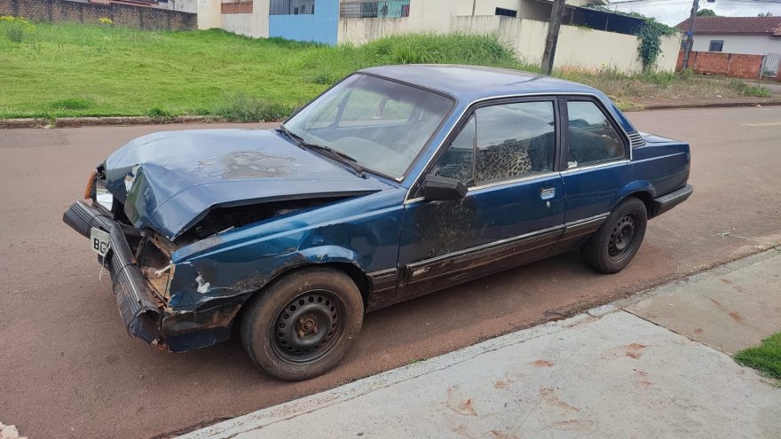 Condutor perde o freio e acerta portão de residência no Bairro Pioneiros Catarinenses