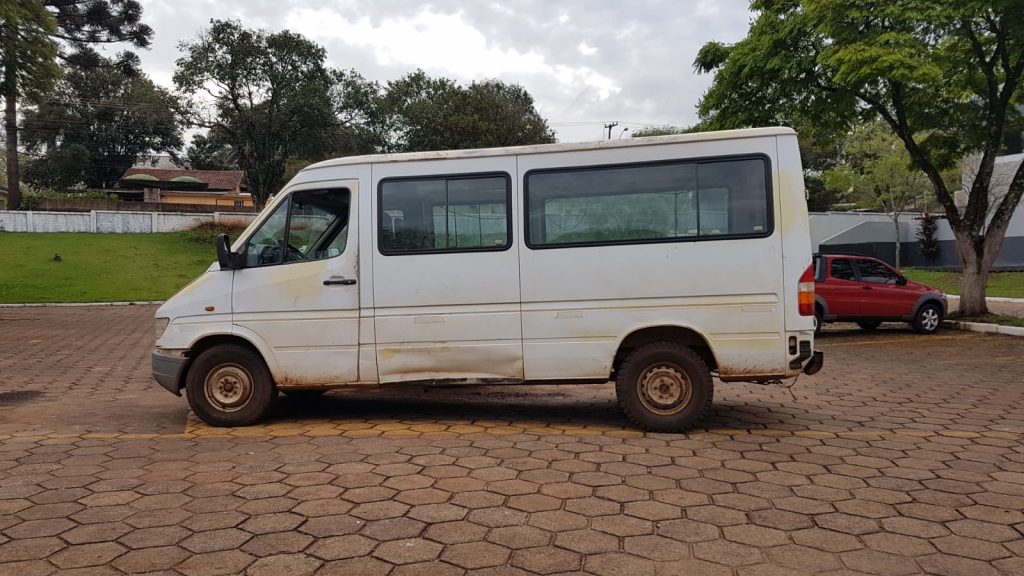 PRF apreende van com placa adulterada