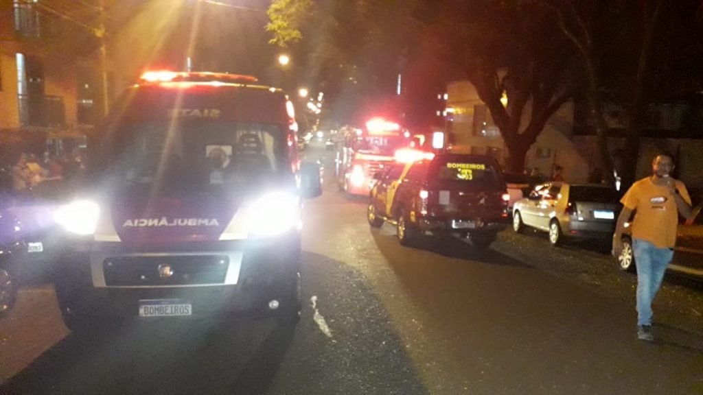 Incêndio de grandes proporções consome imóvel no Centro