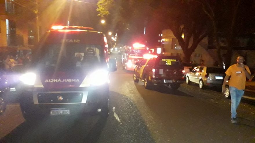 Incêndio de grandes proporções consome imóvel no Centro