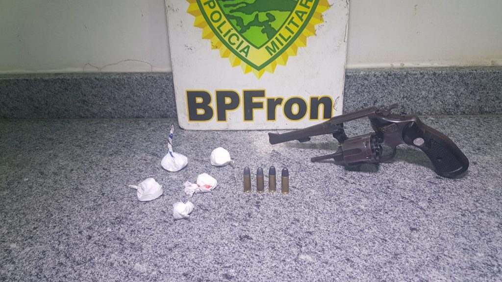 Homem é detido portando arma de fogo, crack e cocaína