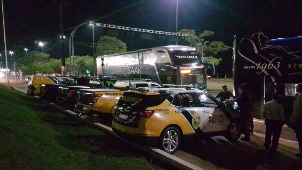 Polícia Militar realiza abordagens a ônibus na Avenida Tancredo Neves