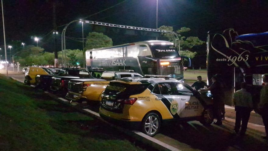 Polícia Militar realiza abordagens a ônibus na Avenida Tancredo Neves