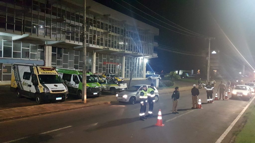Blitz de trânsito é realizada na Avenida Carlos Gomes
