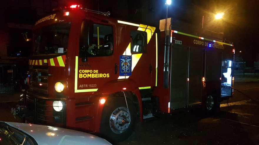 Resquício de fumaça volta a preocupar moradores e Corpo de Bombeiros são acionados na Rua Presidente Bernardes, no centro