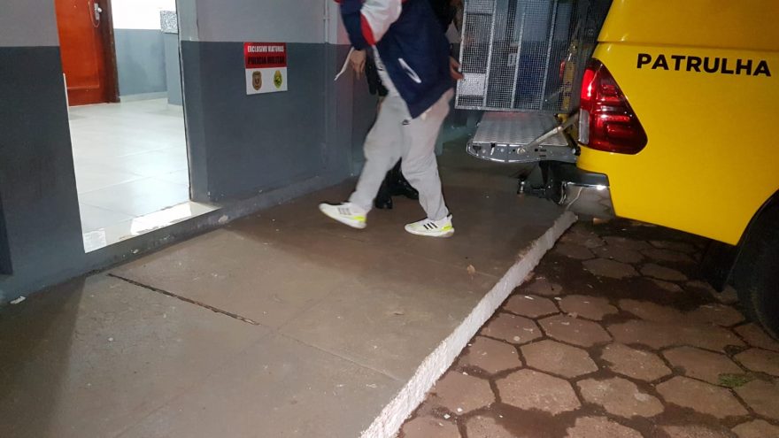 Homem é encaminhado à delegacia acusado de estar com tornozeleira eletrônica coberta com papel alumínio, em Cascavel