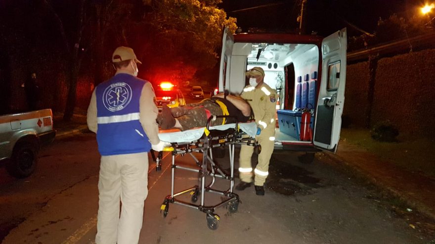 Suposta vítima de atropelamento é atendida pelo Corpo de Bombeiros, no Bairro Nova Cidade