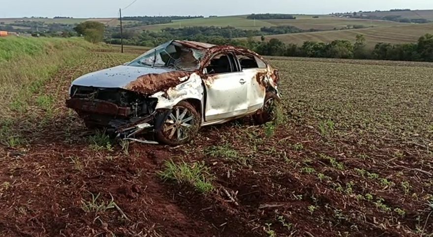 Mulher fica ferida em capotamento na BR-467 em Toledo