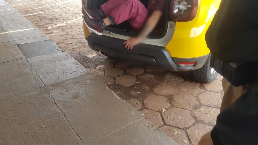 Homem é preso após ameaçar os pais com facão no Jardim Bela Vista