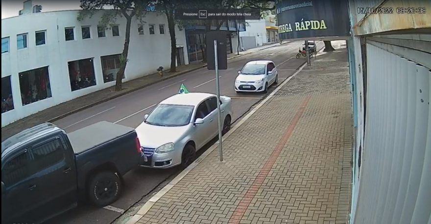 Câmera registra caminhonete atingindo automóvel estacionado no Centro
