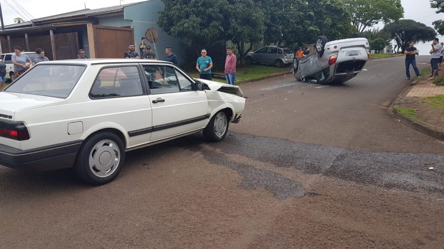 Captiva capota após colisão de trânsito no Bairro Santa Cruz