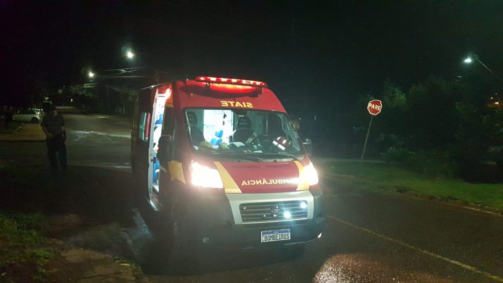 Ciclista é socorrido pelo Siate ao ser atingido por carro no Santa Felicidade