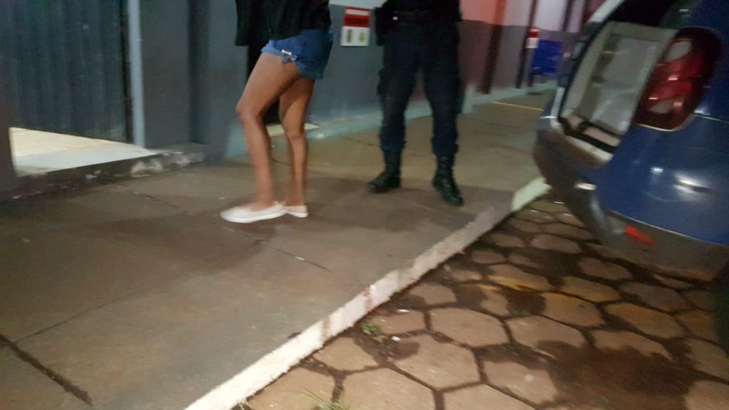 Mulher é flagrada tentando furtar bebidas pela terceira vez na mesma conveniência, no Brasmadeira