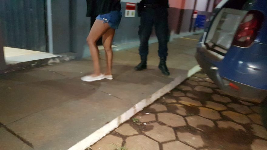 Mulher é flagrada tentando furtar bebidas pela terceira vez na mesma conveniência, no Brasmadeira