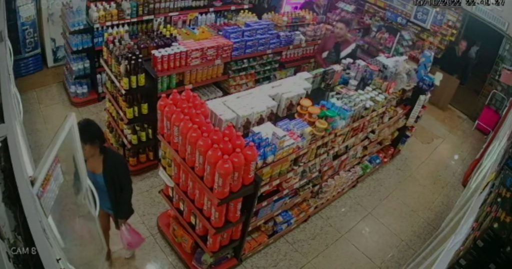 Câmeras de segurança flagram ação de ‘ladra de bebidas’, no Brasmadeira
