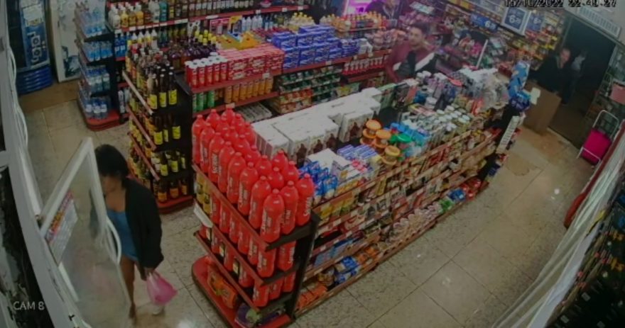Câmeras de segurança flagram ação de ‘ladra de bebidas’, no Brasmadeira