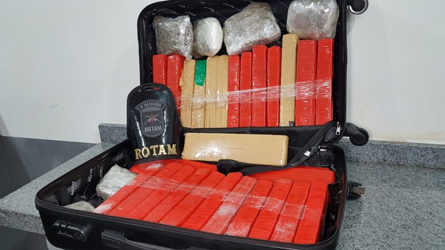 Adolescente é apreendido pela Rotam com mais de 20 kg de maconha na mala