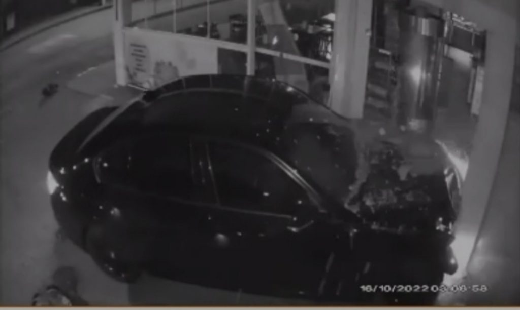 Imagens registram momento do impacto de BMW em padaria no Parque Verde