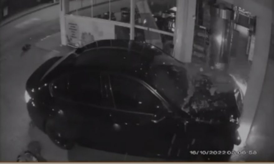 Imagens registram momento do impacto de BMW em padaria no Parque Verde