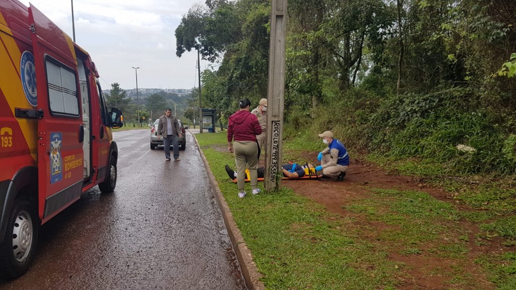 Homem fica ferido ao cair de bicicleta Avenida Rocha Pombo, perto do Lago Municipal