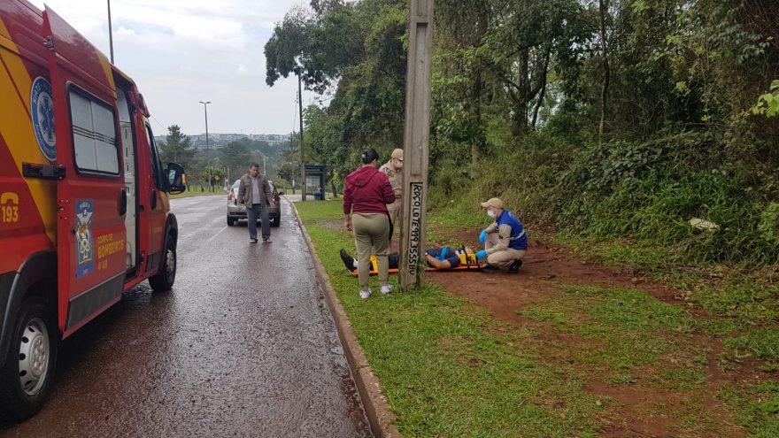 Homem fica ferido ao cair de bicicleta Avenida Rocha Pombo, perto do Lago Municipal