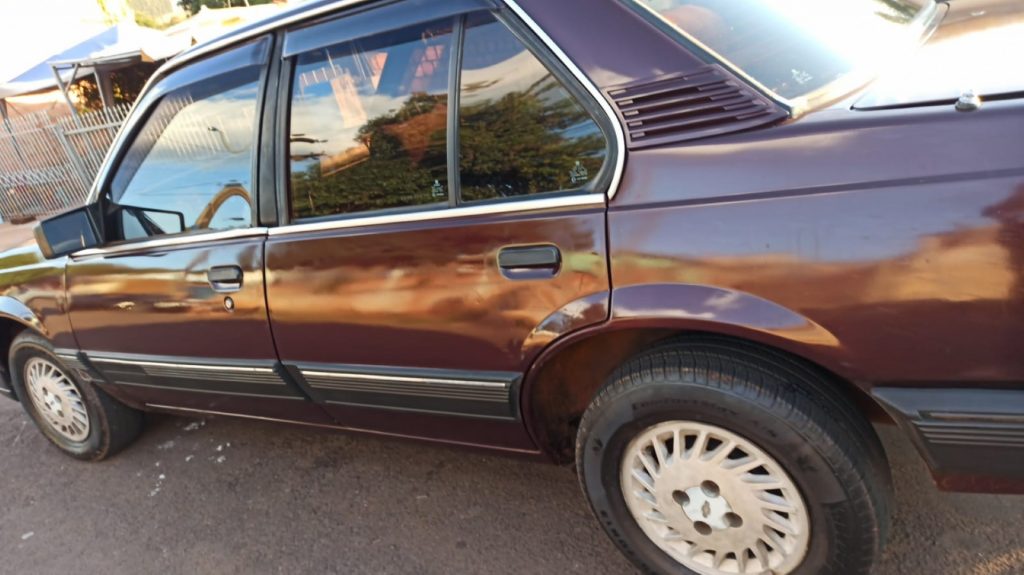 Monza de cor bordô com placas AIQ-1111 foi furtado no Bairro Tarumã