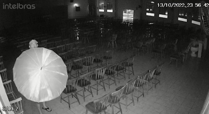 Câmeras flagram ladrão que invadiu Igreja Católica no Bairro Interlagos