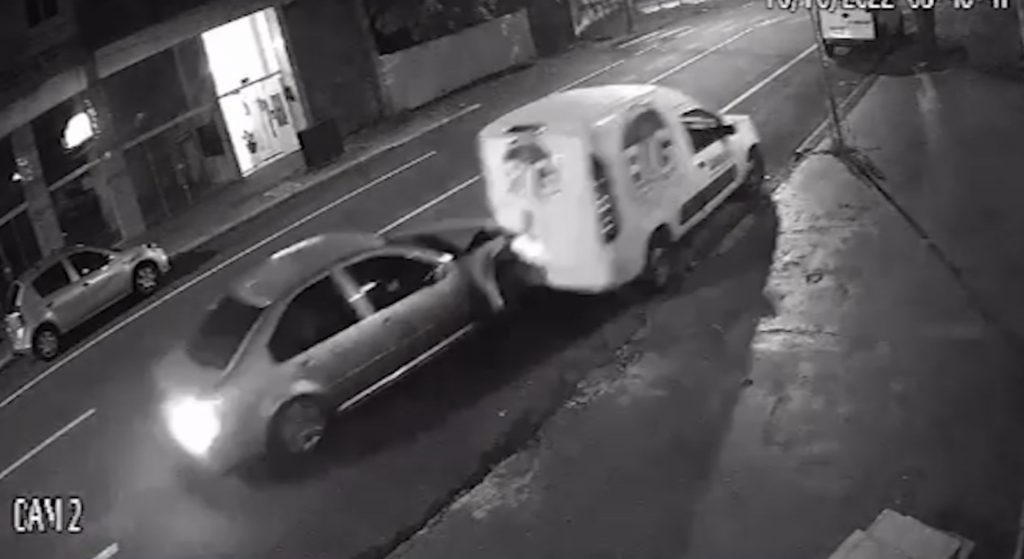 Internauta tenta localizar motorista que bateu em utilitário estacionado no Bairro Alto Alegre