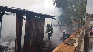 Casa é tomada pelas chamas no Bairro Cascavel Velho