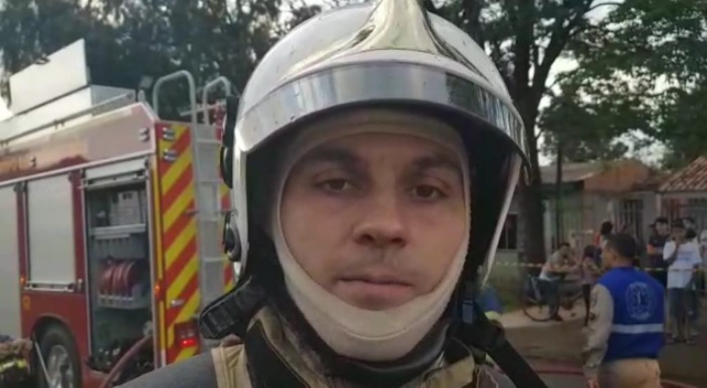 Segundo Tenente do Corpo de Bombeiros, cachorro da casa não se feriu pois ficou a cerca de 1 metro das chamas