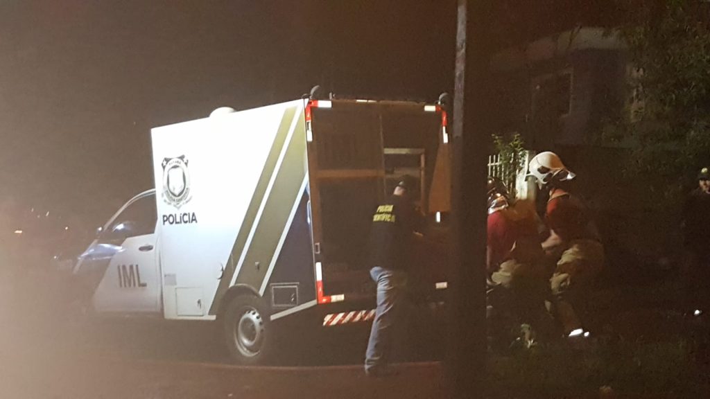 Corpo é encontrado carbonizado em residência que pegou fogo no Cascavel Velho