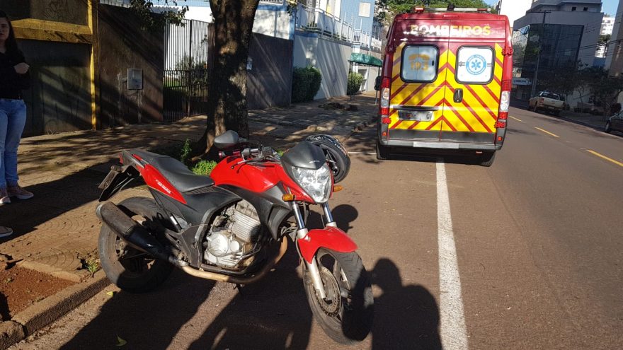 Motociclista sofre contusão na perna após acidente de trânsito no Centro